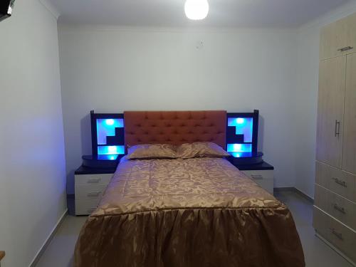 塔克纳Nino´s Residence Departamentos VIP Amoblados的一间卧室配有一张带两个显示器的床