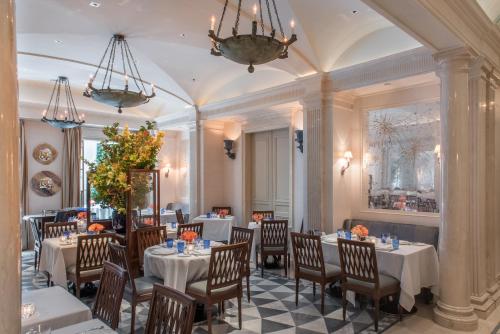 纽约洛厄尔酒店的用餐室配有桌椅和吊灯。