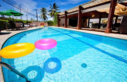 阿拉卡茹阿拉卡加品质酒店的游泳池里有两个飞盘