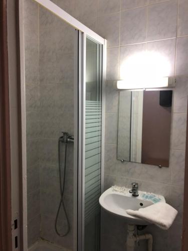 勒瓦卢瓦-佩雷舍瓦利尔酒店的带淋浴、盥洗盆和镜子的浴室