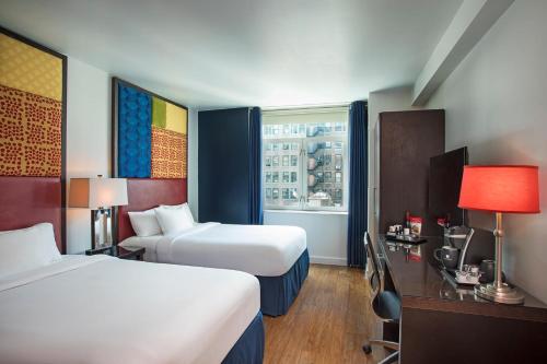 纽约纽约海登酒店的酒店客房设有两张床和窗户。