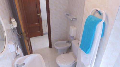 伊斯拉Hotel Candano的一间带卫生间和蓝毛巾的浴室