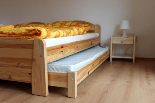 旧柳博夫尼亚阿尔弗里德酒店的一间卧室设有两张木制双层床和一张桌子