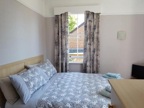 切斯特Alexandra Lodge Guest House的一间卧室设有一张床和一个窗口