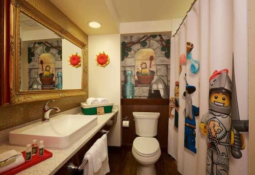 卡尔斯巴德LEGOLAND California Hotel and Castle Hotel的一间带卫生间和水槽的浴室