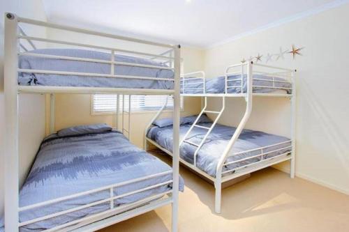 卡尔斯Kava Villa Cowes的一间卧室配有两张双层床。