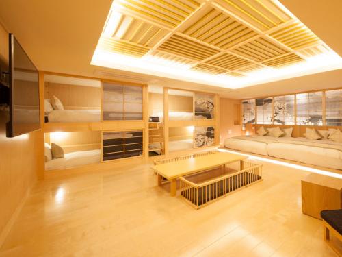 东京赤坂百夫长典雅酒店的客厅配有沙发和桌子