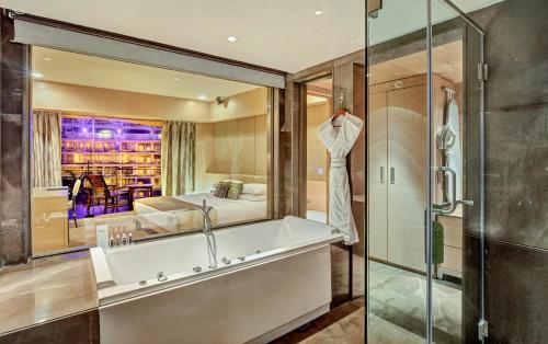 Hotel Sahara Star-Mumbai Airport的一间浴室