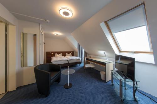 苏黎世苏黎世皇家酒店的酒店客房配有一张床、一张桌子和一把椅子。