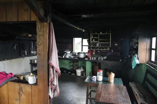 拉瓦格拉Vamoose Borong Polok Village Homestay的一间小厨房,内设一张桌子