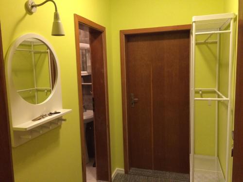 帕莫瑞Guesthouse JANA的浴室设有木门和镜子