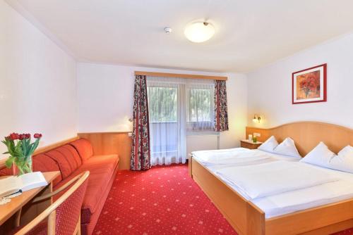 瓦勒斯Pension Gattererhof的酒店客房,配有床和沙发