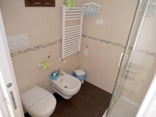 滨海波利尼亚诺La Casa Di Nicole的浴室配有卫生间、盥洗盆和淋浴。