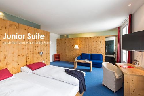 楚奥茨卡斯特尔酒店的配有一张床和一张书桌的酒店客房