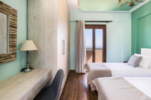 KiriánnaNew Villa Katifes with Pool, Walk to Amenities & Amazing Views!的酒店客房设有两张床和窗户。