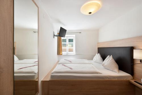 萨尔茨堡克隆1512酒店的一间卧室配有两张床和镜子