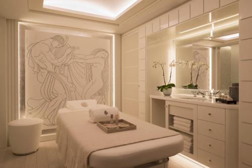 梅杰夫Four Seasons Hotel Megeve的白色的浴室设有床和水槽