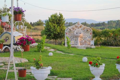 卡拉马孔Kouros resort的花园,花园内设有一个凉亭,花盆