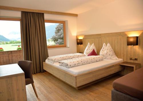 阿绍Klausnerhof的酒店客房设有床和窗户。