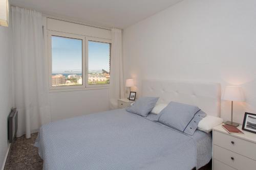圣安德烈斯-德利亚瓦内拉斯Tranquilidad junto al mar con piscina的白色的卧室设有床和窗户