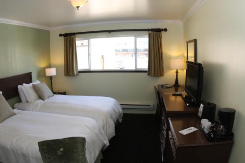 马姆莫斯湖猛犸溪酒店的酒店客房设有两张床和电视。