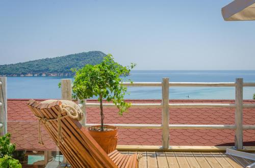 基尼拉Agorastos Suites的海景甲板上的吊床