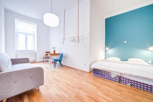 布尔诺Vachova Apartments的一间卧室配有一张床和一张桌子及椅子