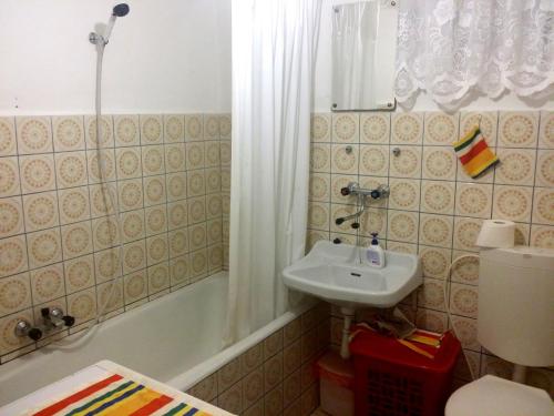 哈拉霍夫Konvalinka - ubytování v soukromí的浴室配有盥洗盆、浴缸和卫生间