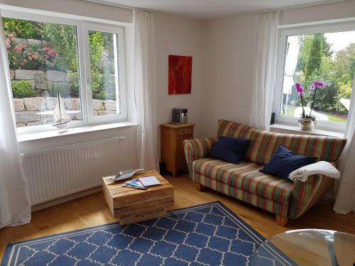 拉芬斯堡Business Apartment Ravensburg - sonnig, zentral & ruhig的带沙发和2扇窗户的客厅