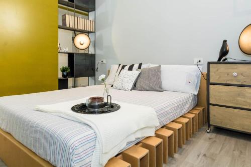 米兰ALTIDO Exclusive Apt for 4 in Navigli near parks的一间卧室配有一张带木制托盘的床