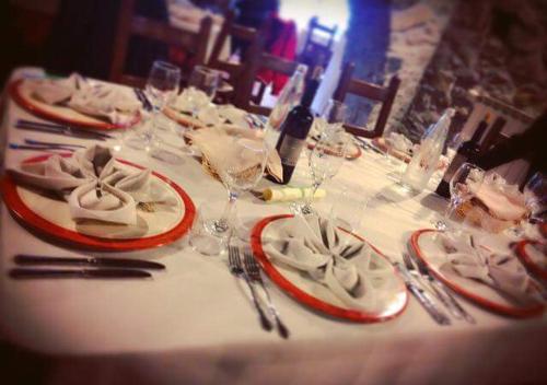 圣塞韦里诺卢卡诺Hotel Ristorante Mulino Iannarelli的红白板酒杯桌子