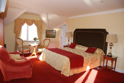 巴利巴宁第19高尔夫小屋旅馆的一间卧室配有一张大床和红地毯