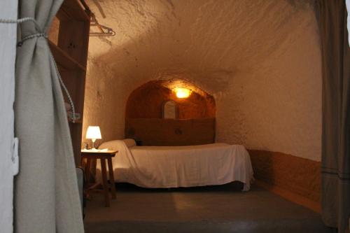 Cueva El Ermitano客房内的一张或多张床位