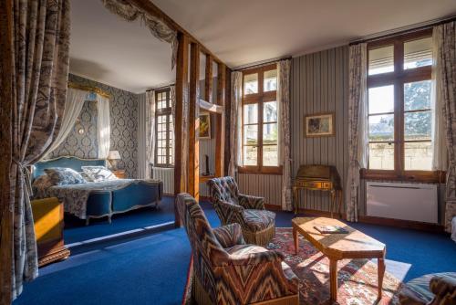索米尔天井Spa旅馆的卧室配有一张床和一张桌子及椅子