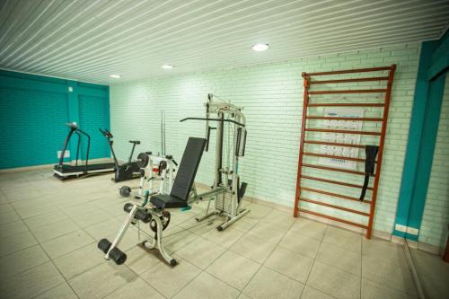 坎普拉古Hotel Campo Largo Comfort的一间健身房,里面设有数个健身器材