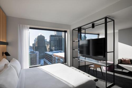 蒙特利尔蒙维尔酒店的酒店客房设有一张床和一个大窗户