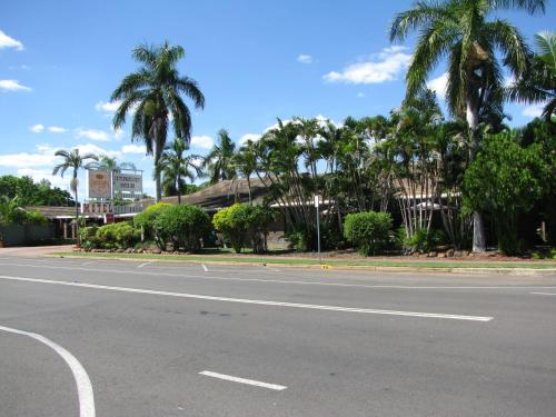 查特斯堡牧场主休息汽车旅馆的一条棕榈树和建筑的空街