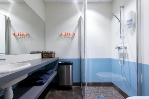 霍尔滕RS Noatun的一间带玻璃淋浴和水槽的浴室