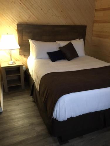 Harbour BretonThe Southern Port Hotel & Chalets的一间卧室配有一张大床,提供黑白枕头