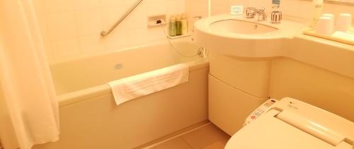 富山富山露台豪华酒店的一间带水槽和卫生间的小浴室