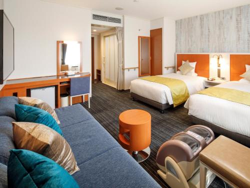 浦安MYSTAYS 舞滨酒店的酒店客房,设有两张床和一张沙发