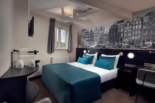 阿姆斯特丹阿姆斯特丹辛格尔酒店的酒店客房设有一张大床和一张书桌。