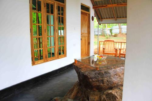 锡吉里亚Victory Villa Sigiriya的一间设有桌子和大木柴的房间