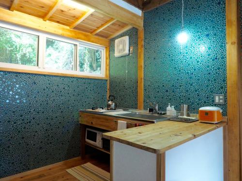 下田Oku Cottage - walk to Ohama Beach - Max 4 ppl的一个带水槽和柜台的小厨房