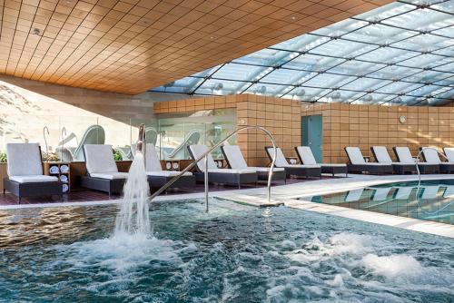 奇彭纳姆卢克奈姆公园酒店的一座带椅子的游泳池和一座喷泉