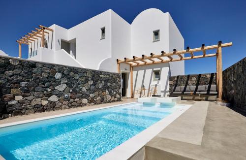 梅萨雷亚阿尔特拉帕斯套房酒店的一座带游泳池和房子的别墅