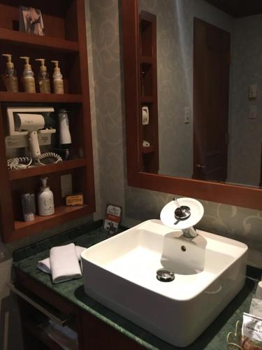 京都Hotel Cuna Kyoto Love Hotel的浴室设有白色水槽和镜子
