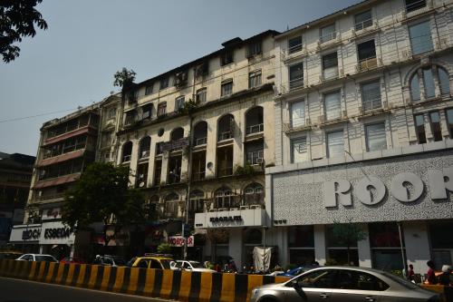 孟买瓦桑塔石兰姆孟买CST旅舍的前面有停车位的建筑