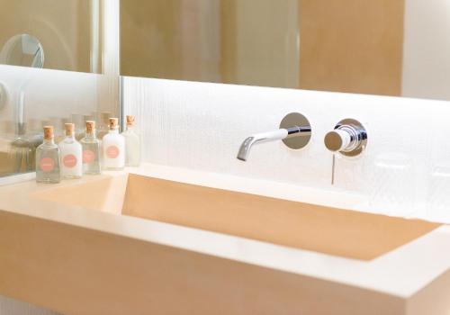 休达德亚LLONGA'S 11th youth Hostel的浴室水槽设有水龙头和镜子