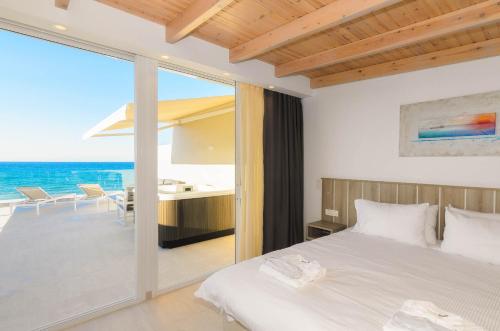 蒂锡利维蒂锡利维海滩拉肯诗酒店的一间卧室配有一张床,享有海景
